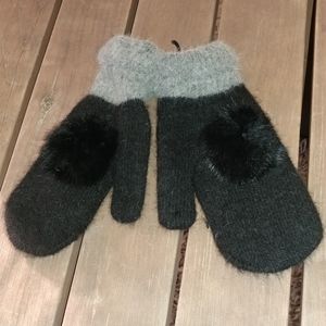 Women's mitten with black fur ball detail